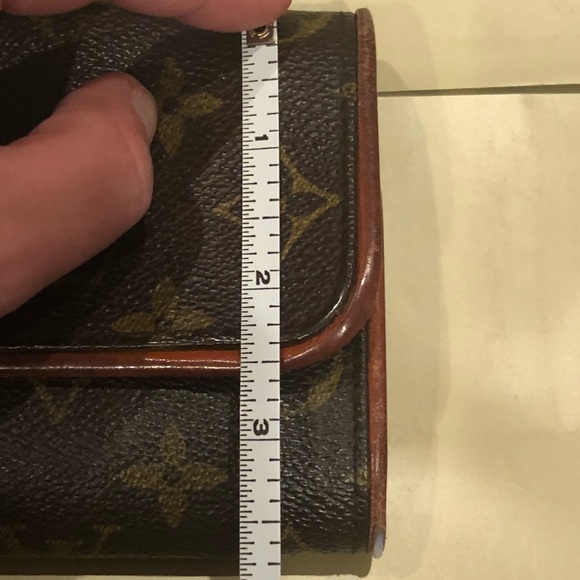 Louis Vuitton fanny pack authentic (missing strap) - Picture 7 of 8